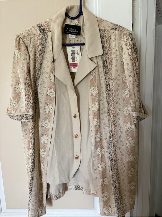 Tori alexander Tops - Beige Floral Button-Front Shirt